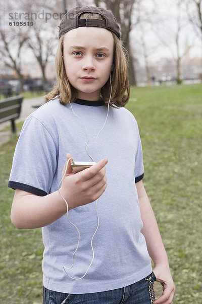 Europäer  zuhören  Junge - Person  Spiel  MP3-Player  MP3 Spieler  MP3 Player  MP3-Spieler