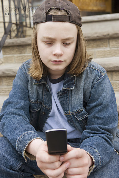 Stufe  Handy  sitzend  Europäer  Junge - Person  Text  Kurznachricht