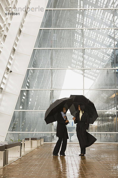 Geschäftsfrau  Regenschirm  Schirm  halten  Regen