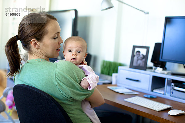 Europäer arbeiten halten Mutter - Mensch Baby Heimarbeitsplatz