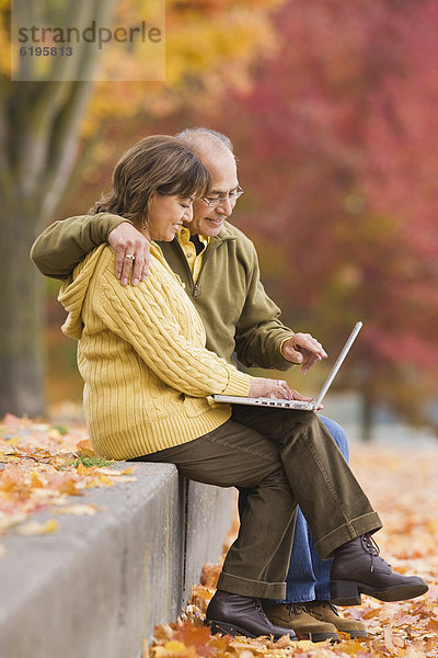 Außenaufnahme  benutzen  Notebook  Hispanier  Herbst  freie Natur