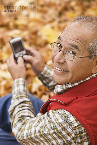 Handy  Außenaufnahme  benutzen  Mann  Hispanier  Herbst  freie Natur