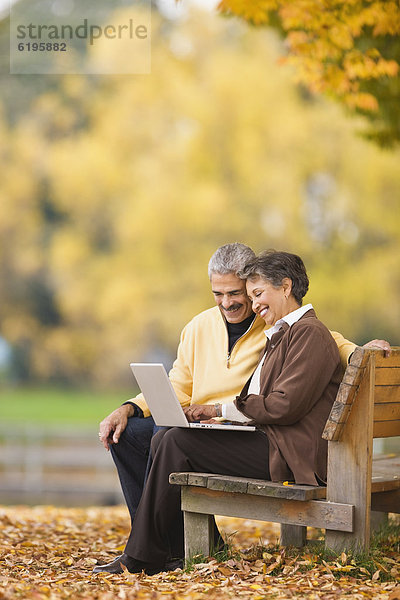 benutzen  Notebook  Sitzbank  Bank  Herbst