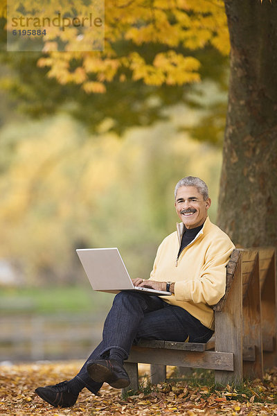 benutzen  Mann  Notebook  Sitzbank  Bank  Herbst