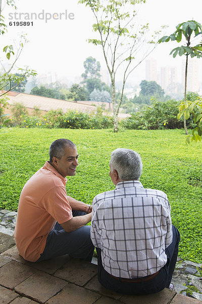 Außenaufnahme  sprechen  Menschlicher Vater  Sohn  Hispanier  freie Natur