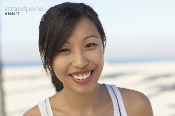Asiatische Frau lächelnd