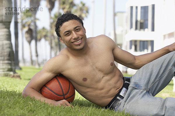 Mann  mischen  Basketball  jung  Gras  Freier Oberkörper  nackt  Mixed