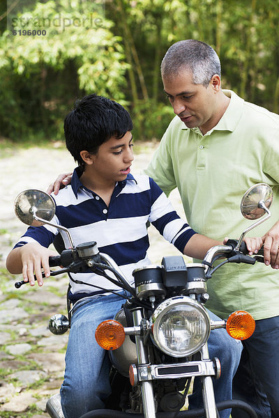 zeigen  Menschlicher Vater  Sohn  Motorrad