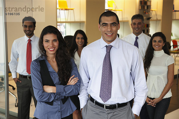 stehend  Zusammenhalt  Mensch  Büro  Menschen  lächeln  Hispanier  Business