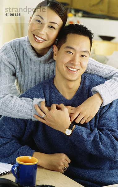 Asian paar umarmt