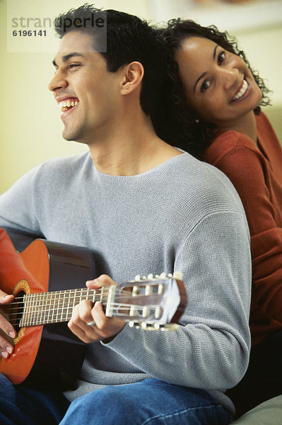 Mann  Freundin  Hispanier  Gitarre  spielen