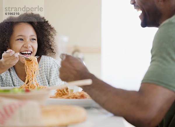 Menschlicher Vater  Pasta  Nudel  Tochter  essen  essend  isst