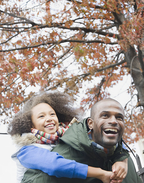 tragen  Menschlicher Vater  huckepack  Tochter