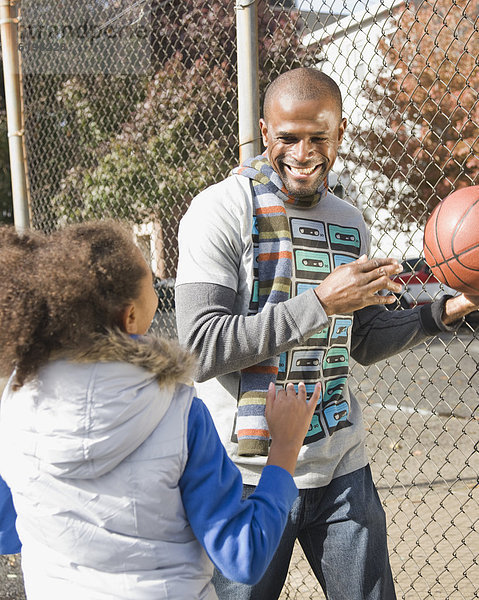 Menschlicher Vater  Basketball  Tochter  spielen