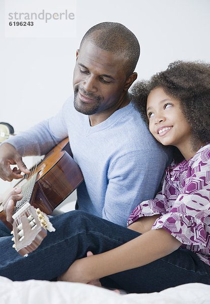 Menschlicher Vater  Gitarre  Tochter  spielen