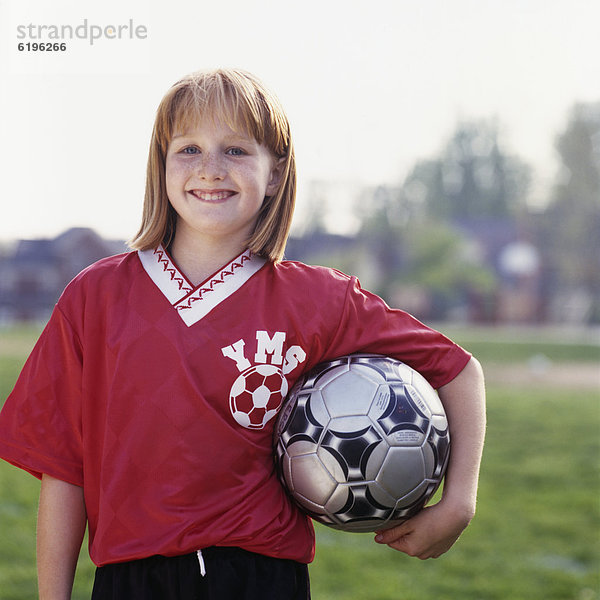 lächeln halten Fußball Ball Spielzeug Mädchen