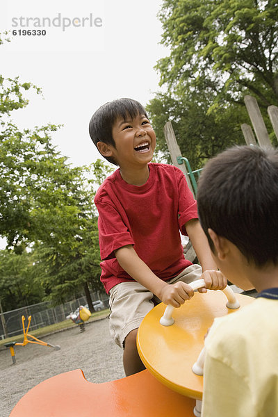 lachen  Junge - Person  Spielplatz  spielen