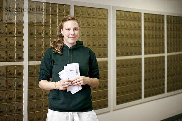 Buchstabe  Europäer  Frau  lächeln  halten  Postraum