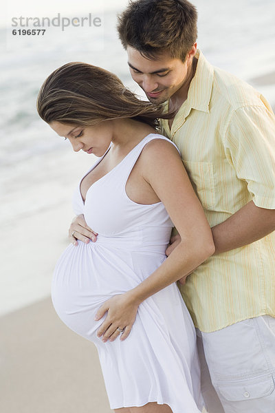 Ehefrau  umarmen  Strand  Schwangerschaft  Ehemann