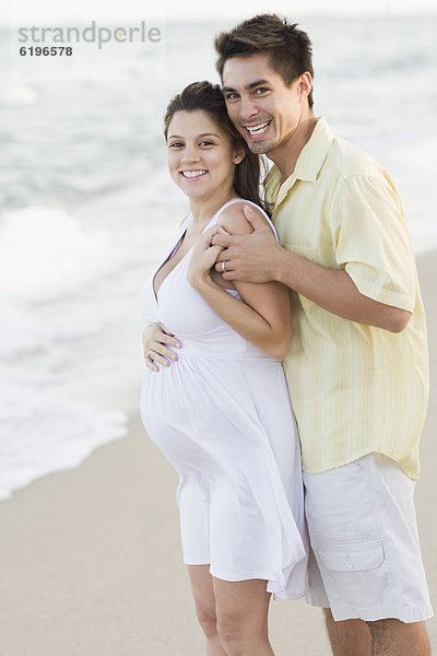 Ehefrau  umarmen  Strand  Schwangerschaft  Ehemann