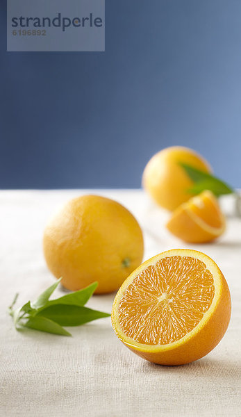 Orange  Orangen  Apfelsine  Apfelsinen  Stoff  Tisch  aufgeschnitten