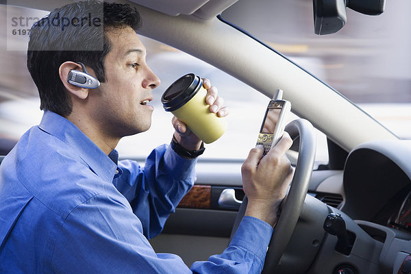 Handy  benutzen  Geschäftsmann  fahren  Hispanier  trinken  Kaffee