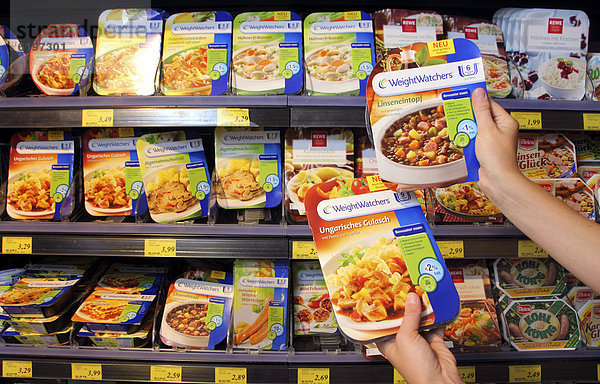 Fertiggerichte von Weightwatchers  Lebensmittelabteilung  Supermarkt  Deutschland  Europa