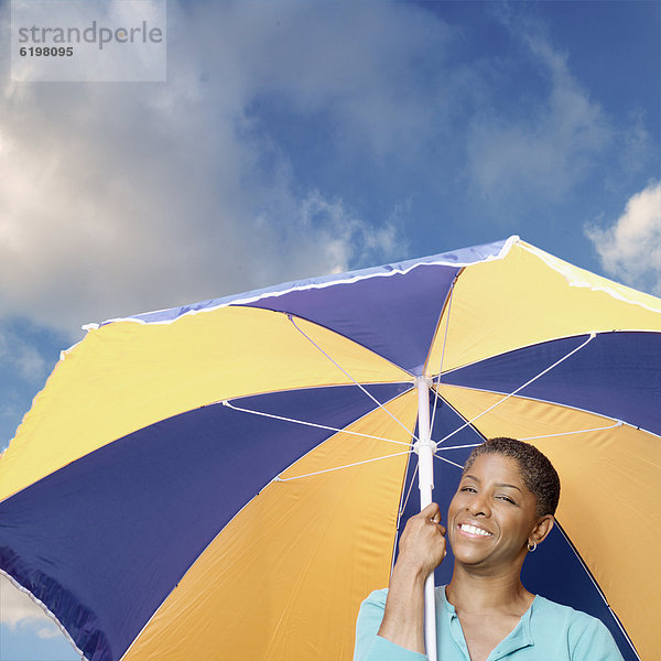 Frau  Regenschirm  Schirm  halten  amerikanisch