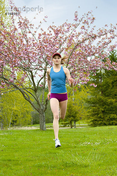 Außenaufnahme  Frau  rennen  mischen  Mixed  freie Natur