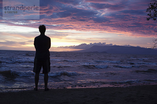 stehend  Europäer  Mann  sehen  Strand  Sonnenuntergang