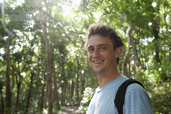 stehend  Europäer  Mann  lächeln  Wald