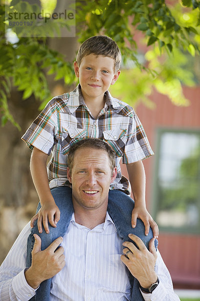 Europäer  tragen  Menschlicher Vater  Sohn  Menschliche Schulter  Schultern