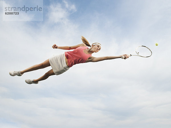 Europäer  Frau  In der Luft schwebend  springen  spielen  Tennis