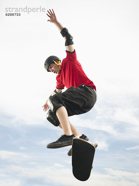 Europäer  Mann  In der Luft schwebend  Skateboard