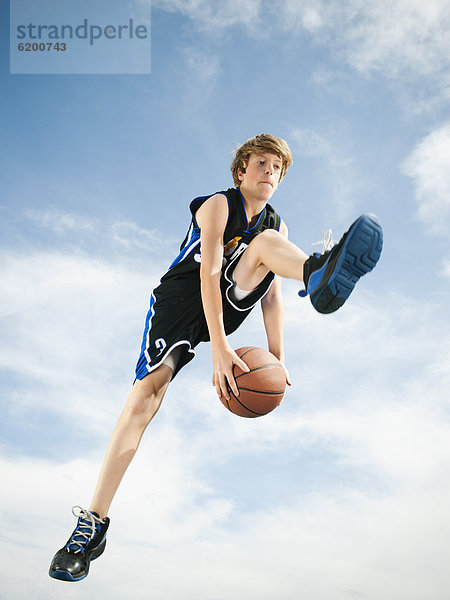 Jugendlicher  Europäer  Basketball  spielen