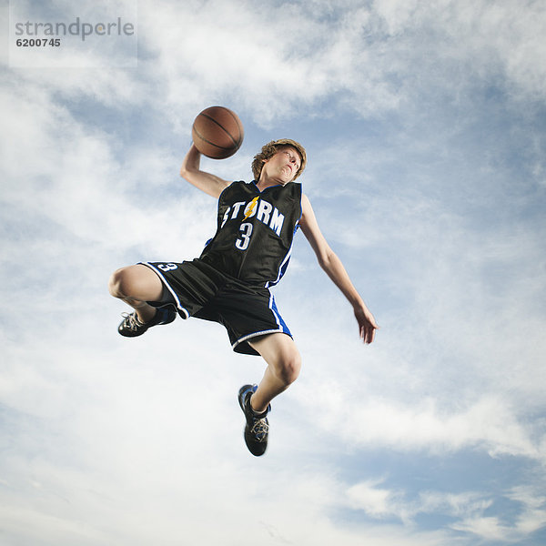 Jugendlicher  Europäer  Basketball  spielen