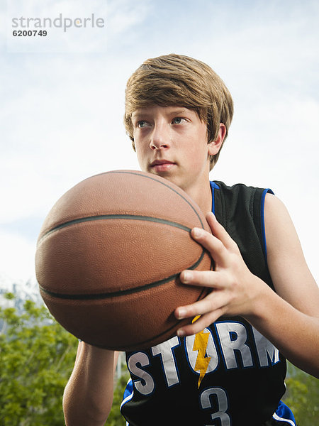 Jugendlicher  Europäer  Basketball  spielen