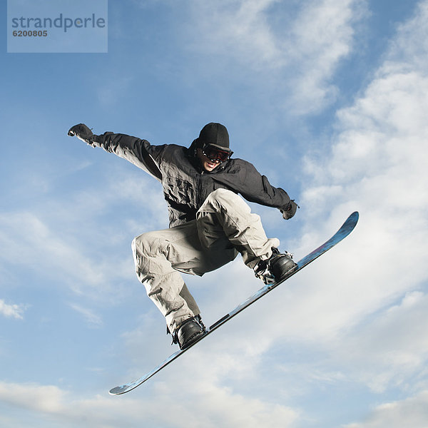 Europäer  Mann  Snowboard  In der Luft schwebend