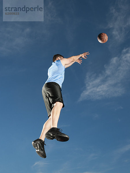 Europäer  Mann  Basketball  spielen