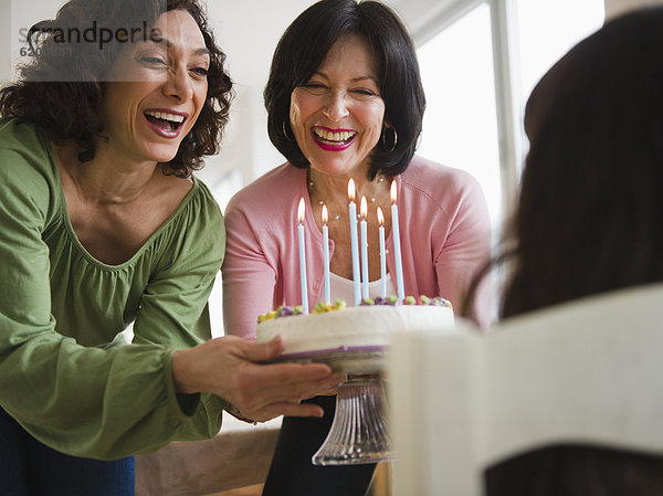 geben  Großmutter  Geburtstag  Kuchen  Tochter  Mutter - Mensch