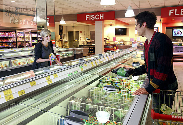 Kunden an Tiefkühltruhen  Tiefkühlprodukte  Lebensmittelabteilung  Supermarkt  Deutschland  Europa