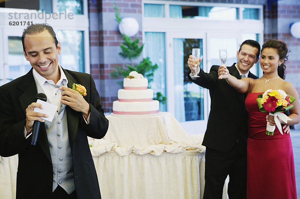 Mann geben Hochzeit Toastbrot russisch