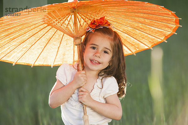 Europäer  halten  Sonnenschirm  Schirm  Mädchen