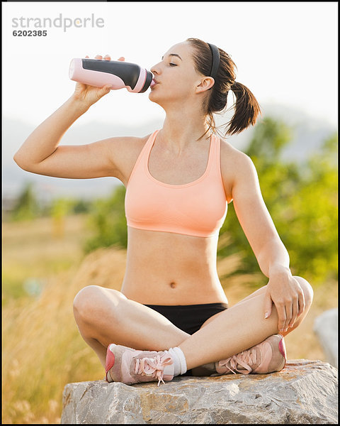 Wasser  Fitnesstraining  Europäer  Frau  trinken