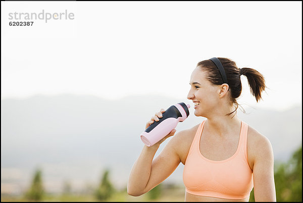 Wasser  Fitnesstraining  Europäer  Frau  trinken