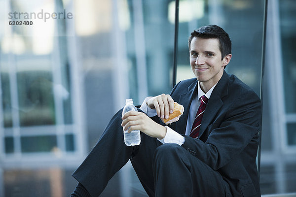 Europäer  Geschäftsmann  essen  essend  isst  Mittagessen