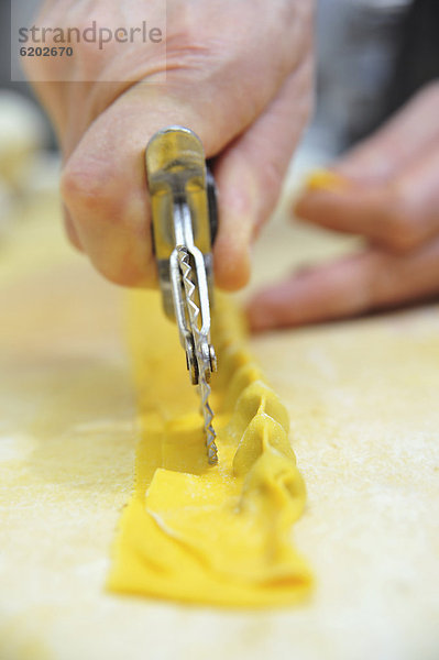 schneiden  Pasta  Nudel  Köchin  selbstgemacht