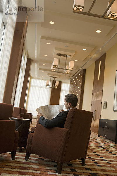 Kaufmann lesen Zeitung in lobby