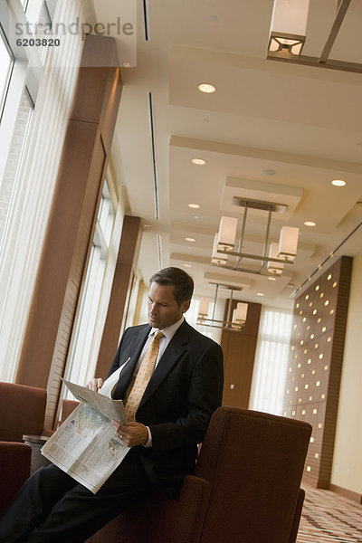 Kaufmann lesen Zeitung in lobby