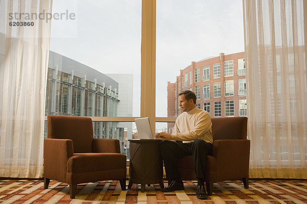 Notebook  Geschäftsmann  warten  arbeiten  Hotel  Zimmer